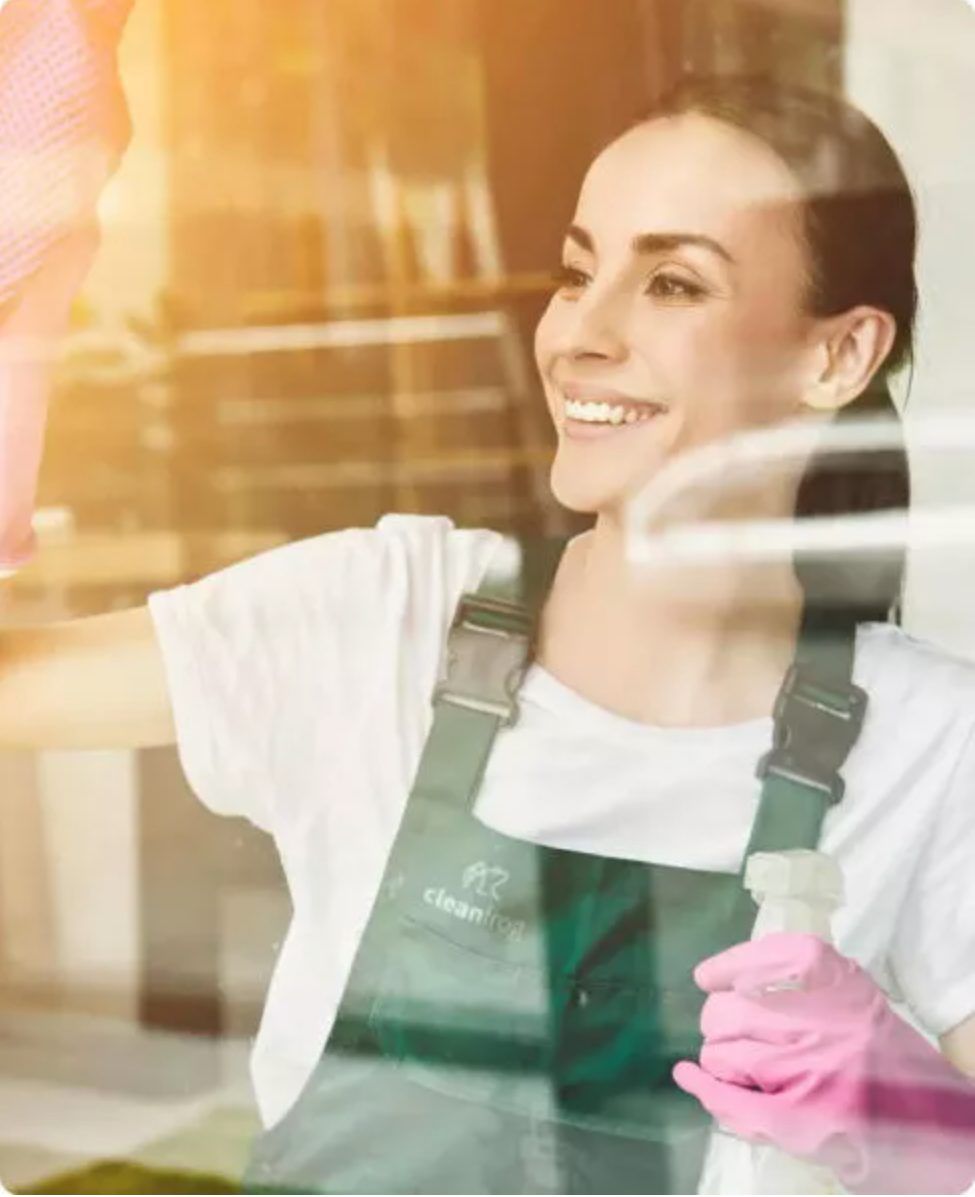cleanfrog Mitarbeiterin bei der Glasreinigung